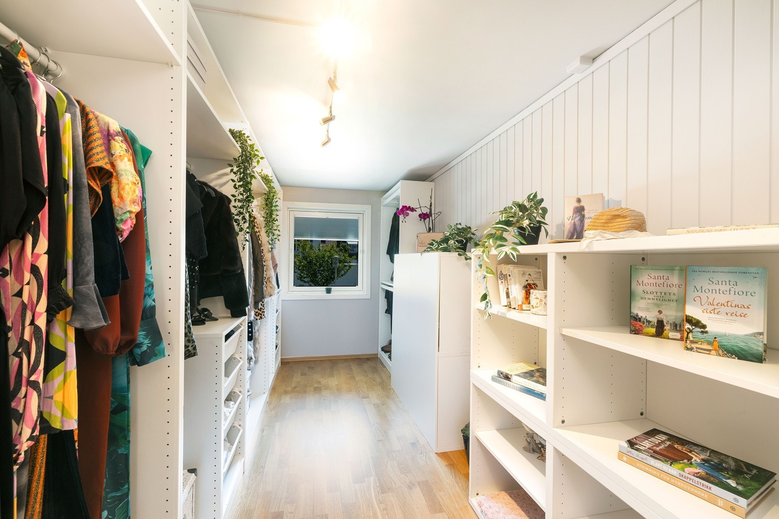 Soverom 3 som i dag brukes som et walk-in closet Galleribilde