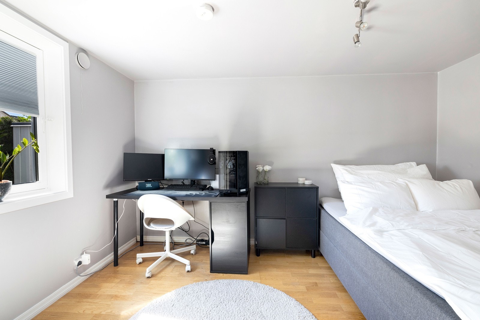 Soverom 1 i 1.etg. med god plass til dobbeltseng Galleribilde