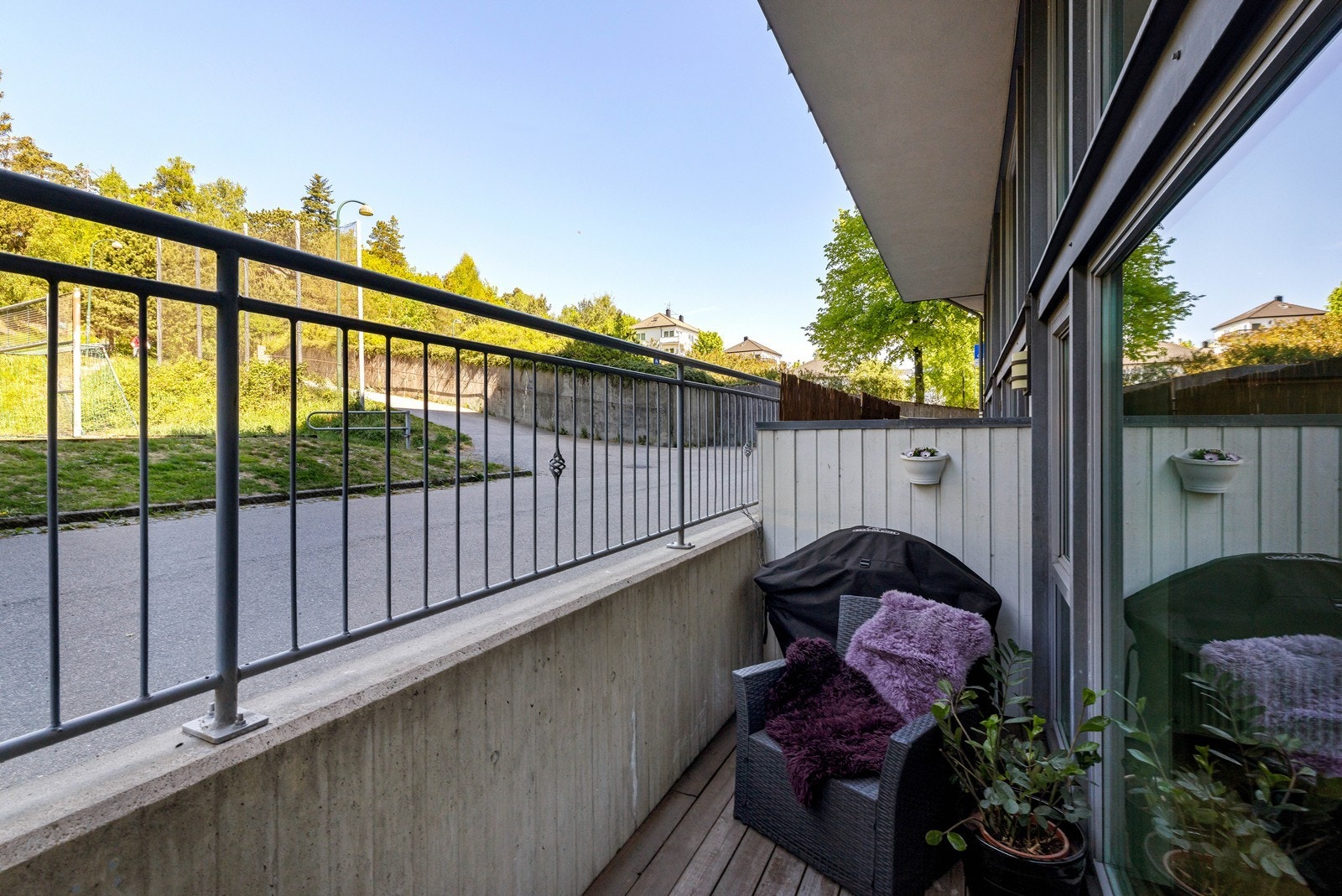 Terrasse med plass til utemøbler Galleribilde