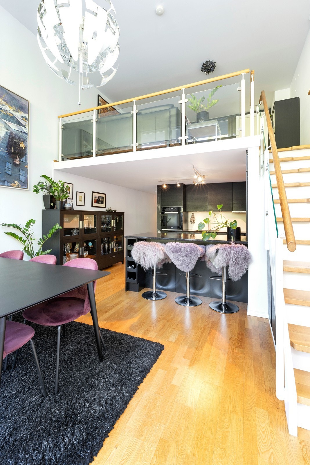 Trapp opp til hems med plass til sofagruppe, samt 2 soverom Galleribilde