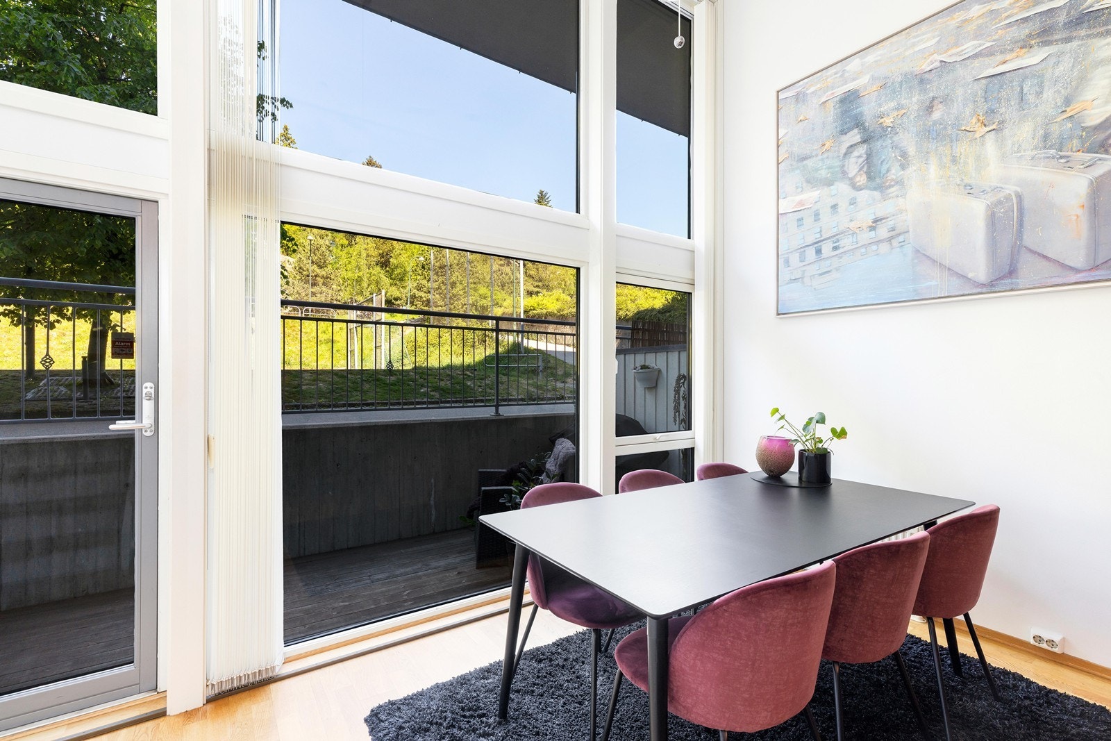 Spiseplass med en deilig takhøyde. Utgang til terrasse. Galleribilde