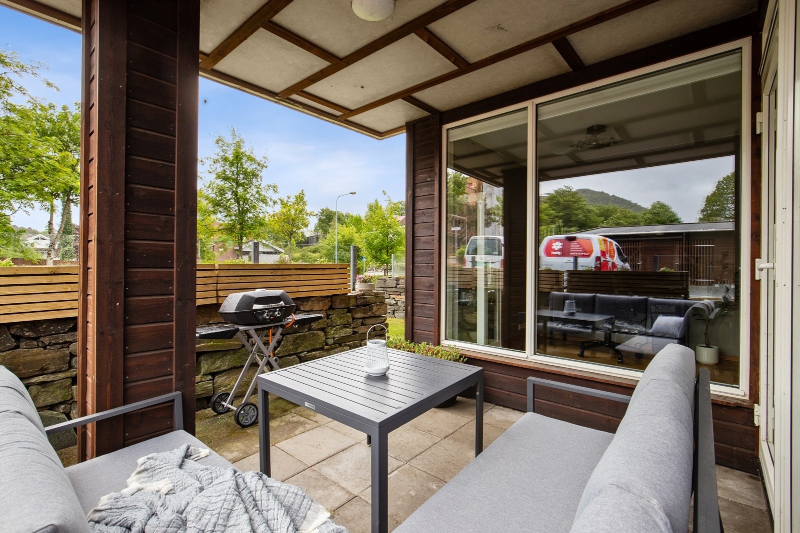 Hyggelig terrasse med plass til utemøbler og grill! Galleribilde
