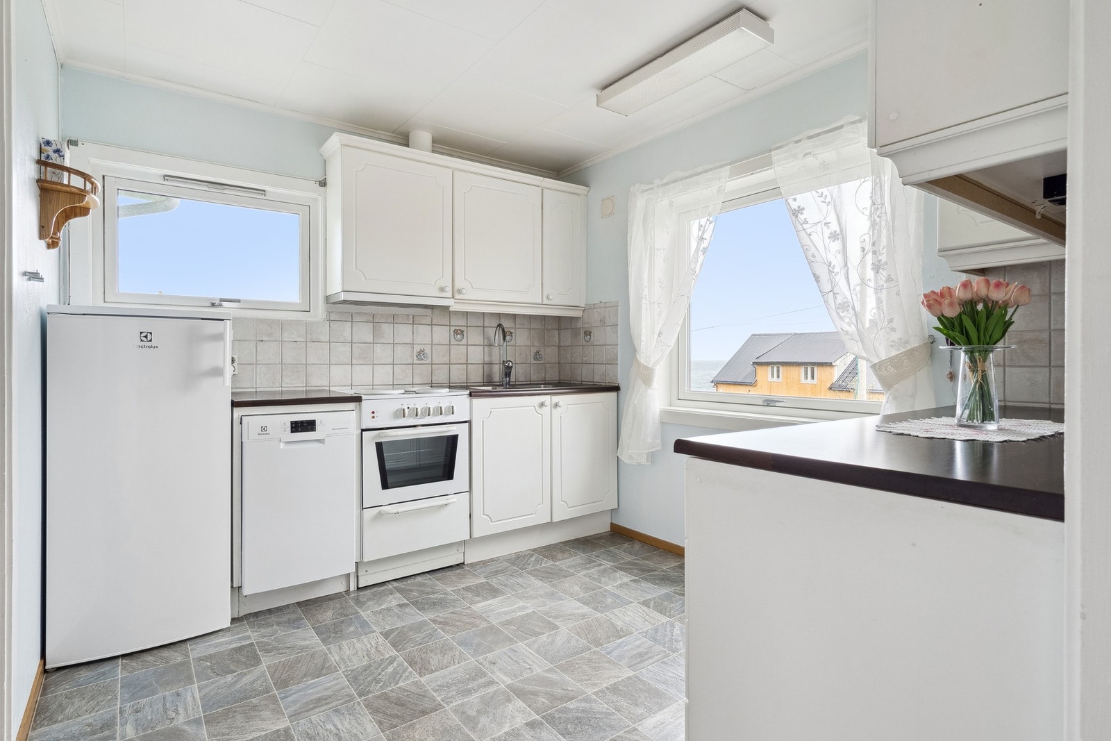 Lys innredning med laminat benkeplate. Galleribilde