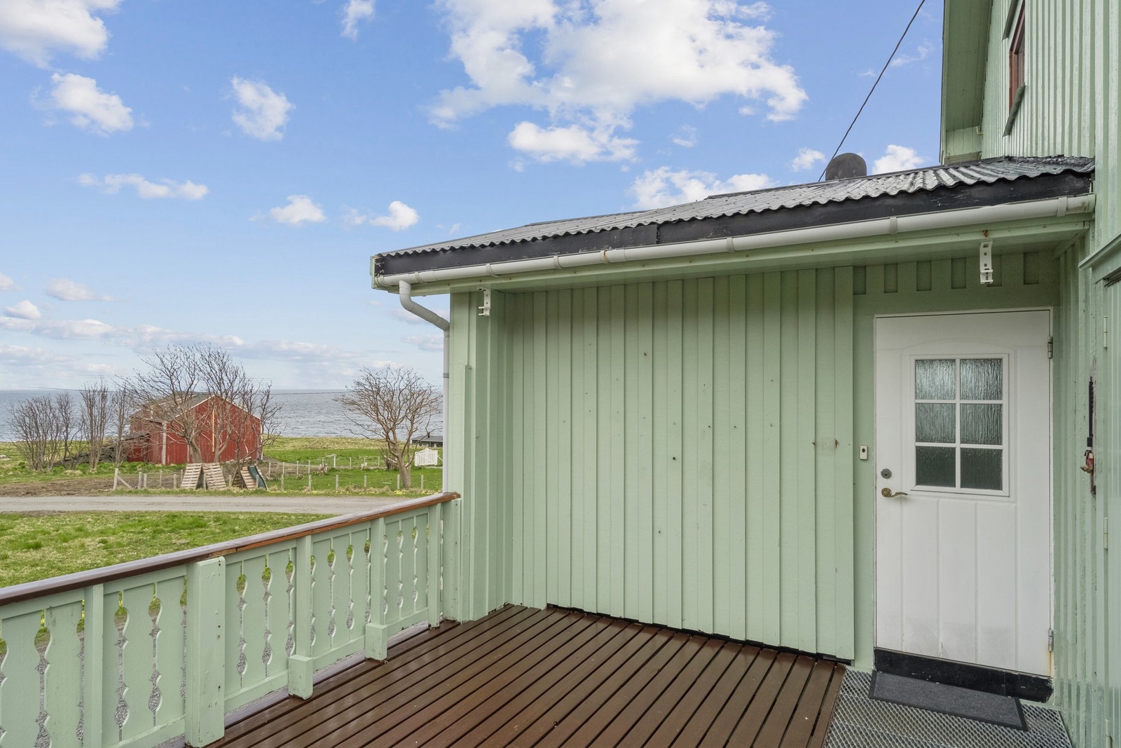 Like ved inngangsdøren er det også en terrasse med flott utsikt ut i naturen. Galleribilde