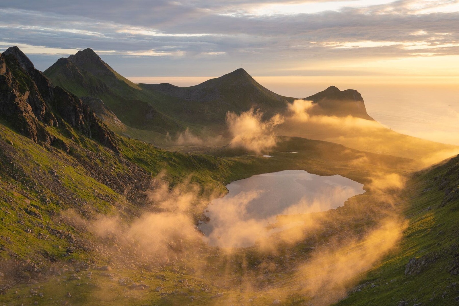 Tidligere måtte man enten ro over havet eller krysse fjellet for å komme hit, noe som sier sitt om hvor avsidesliggende og spektakulært dette stedet er. Galleribilde