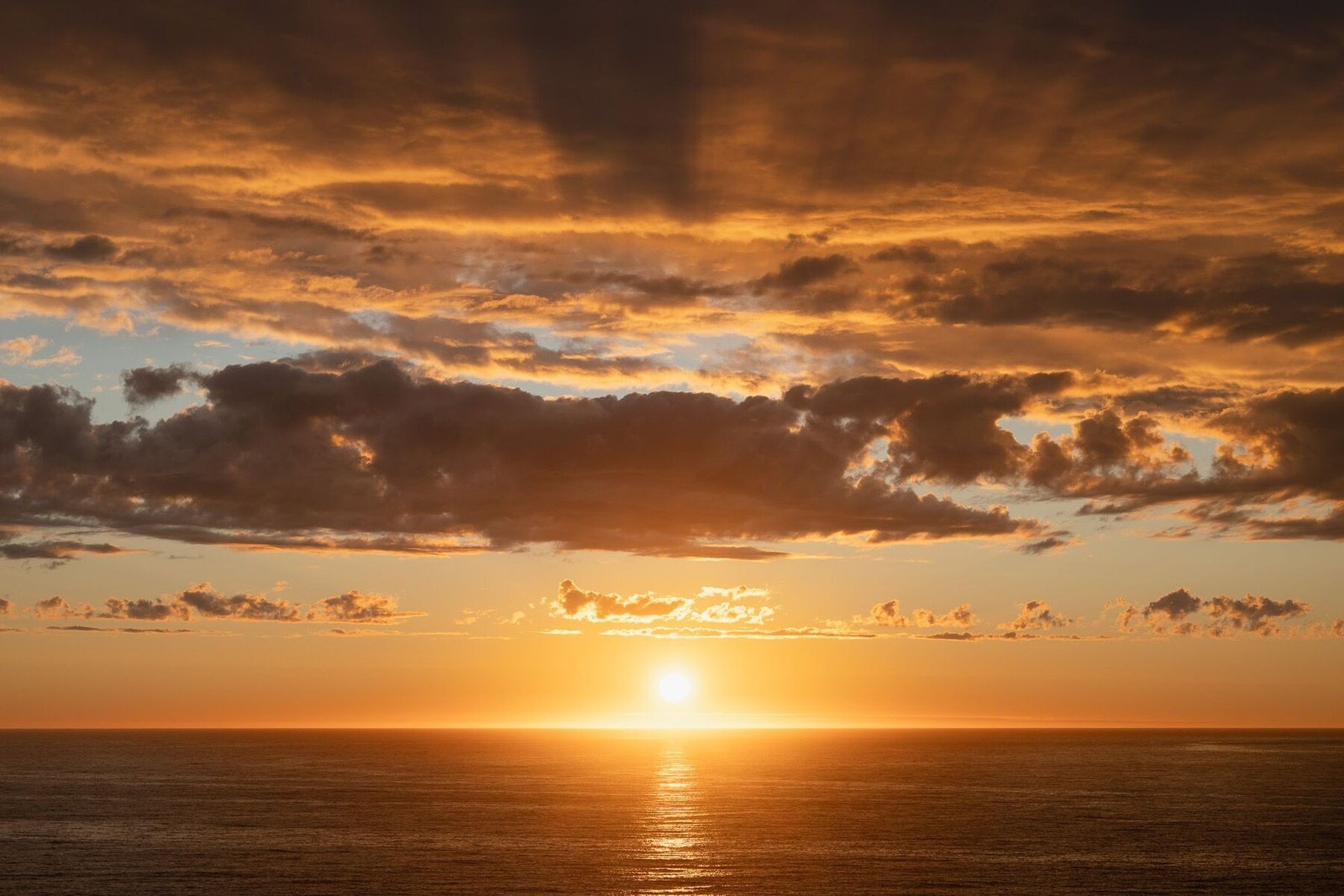 Midnattssol: Landskapet rundt eiendommen er som et levende kunstverk - i stadig forandring gjennom årstidene, med farger, lys og stemninger som tar pusten fra deg. Galleribilde