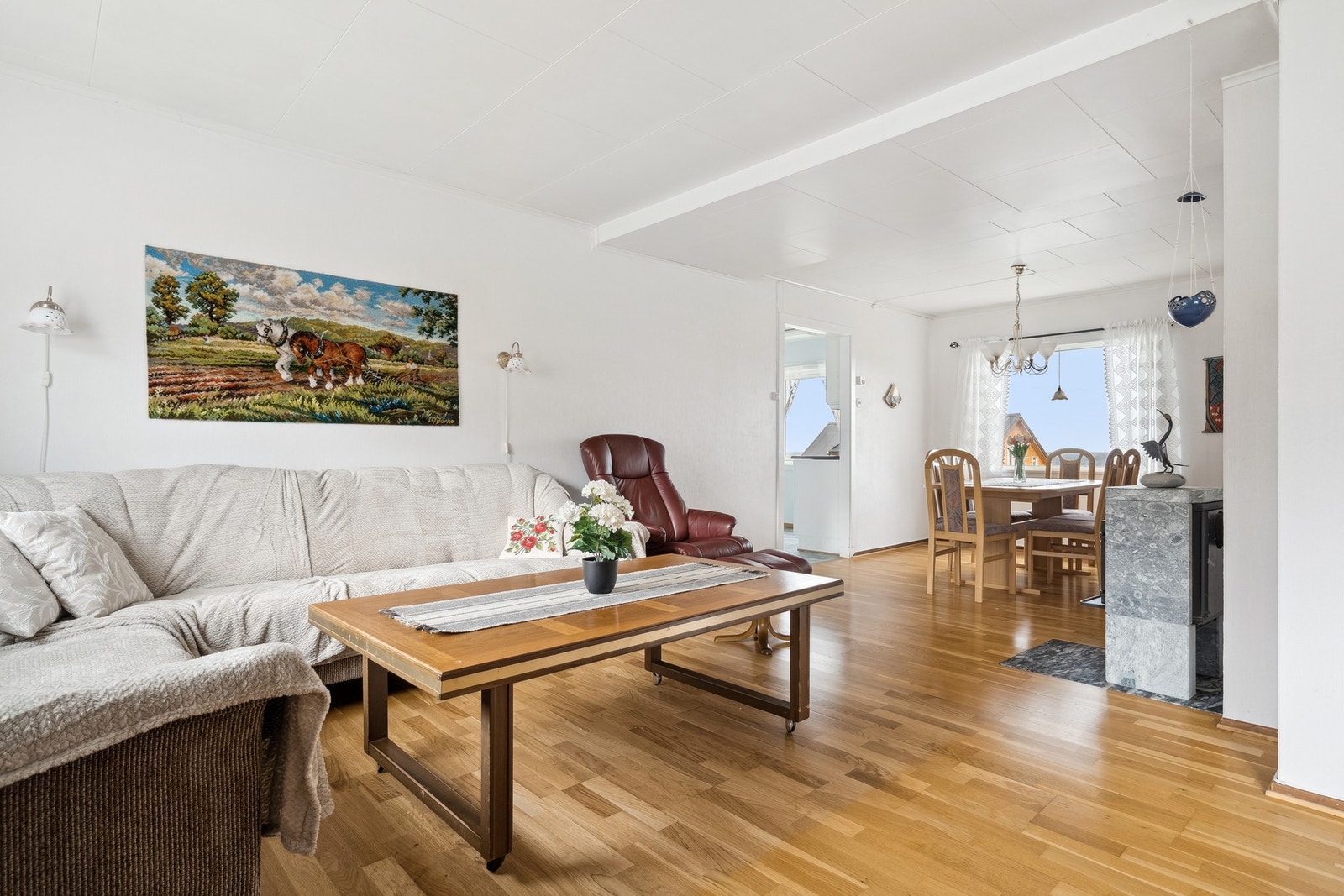 Rommet har plass til både sofa- og spisegruppe. Galleribilde