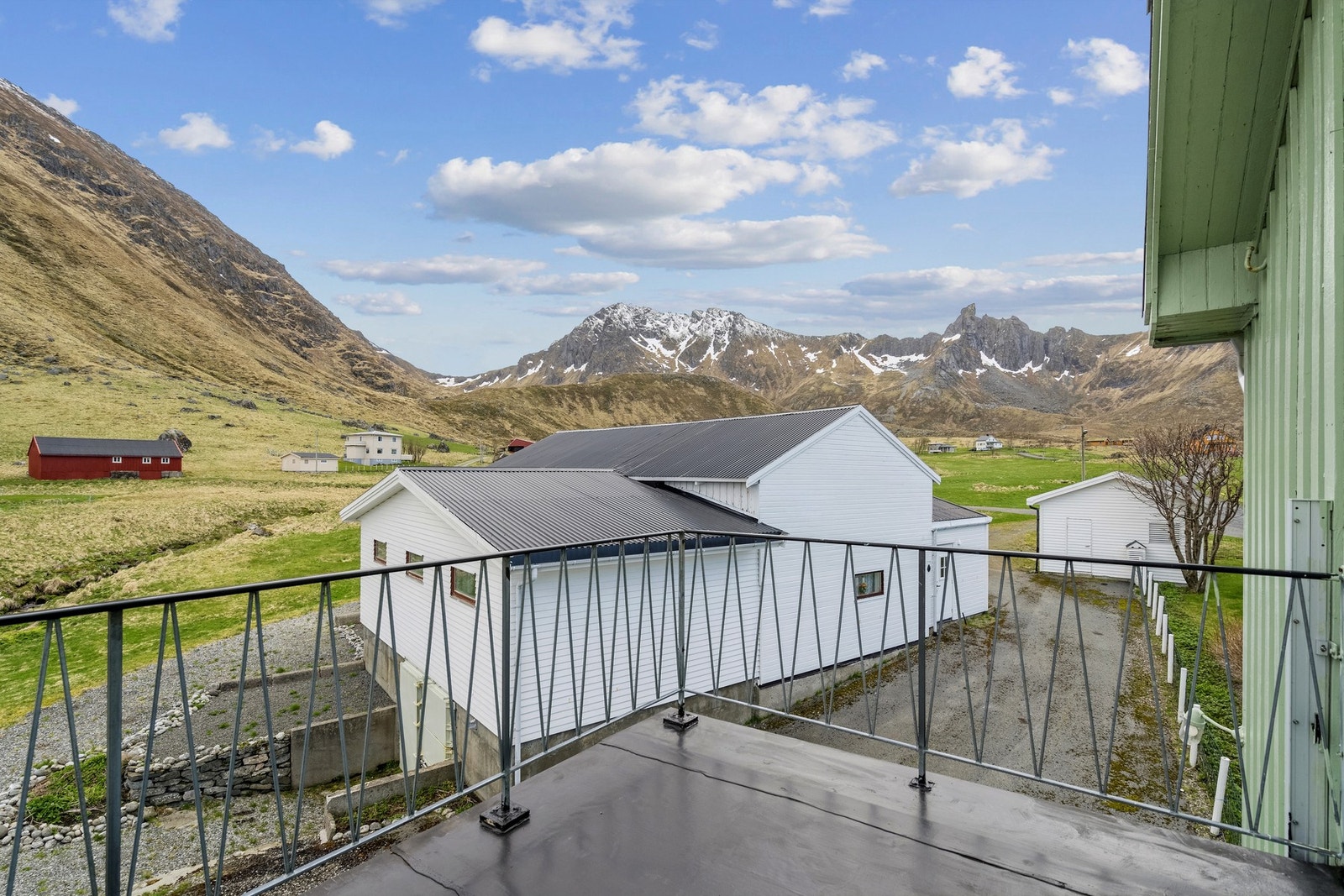 Tidligere driftsbygning og garasje ligger like ved boligen. Galleribilde