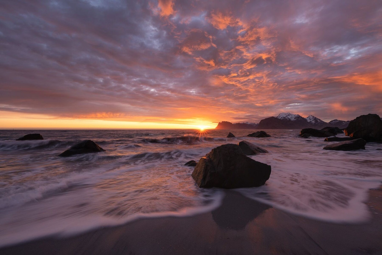 Eiendommen ligger kun 16 km fra Leknes som er handelssenteret i Vestvågøy kommune, med et bredt servicetilbud og daglige flyavganger. Galleribilde