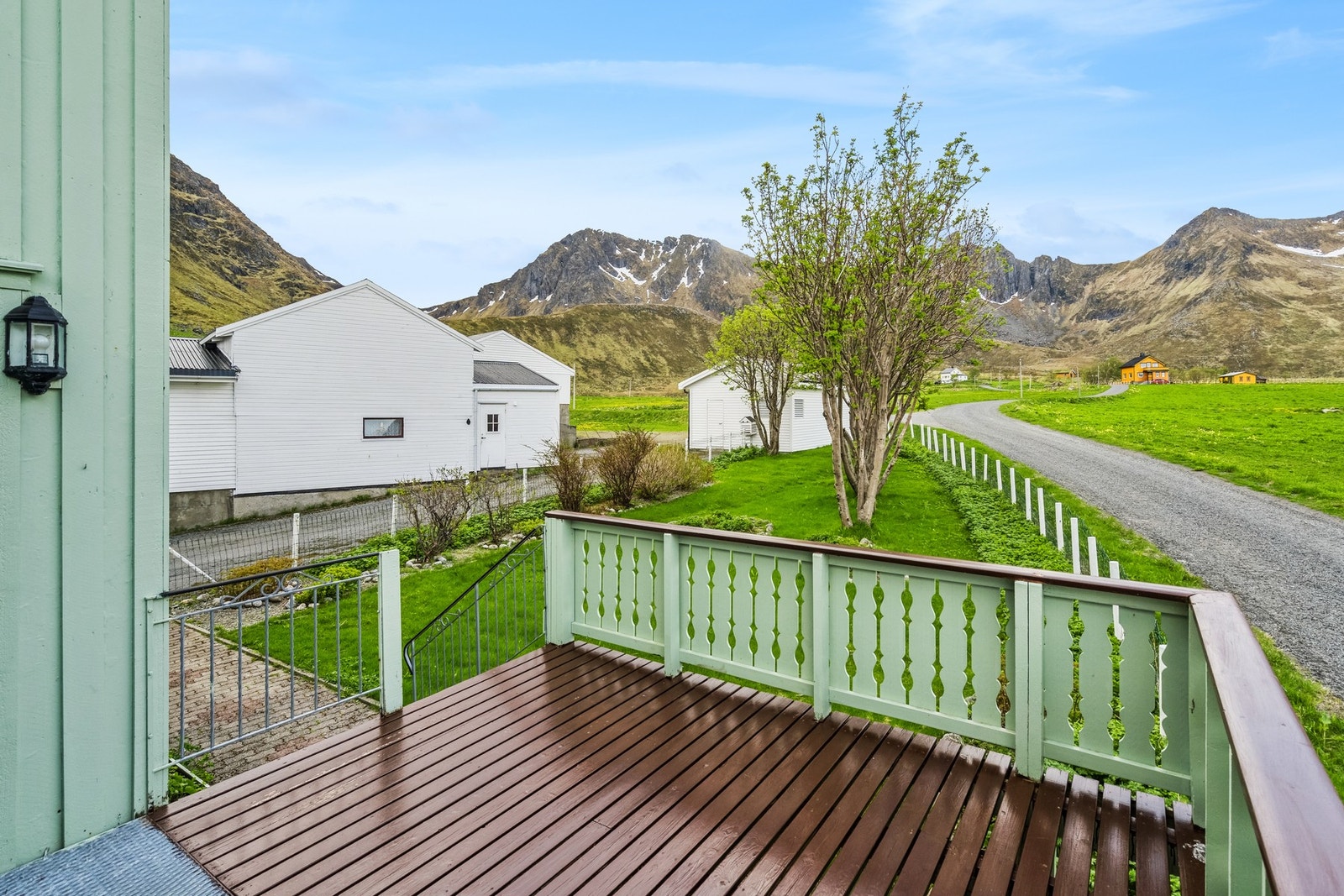 Deler av uteområdet rundt boligen. Galleribilde