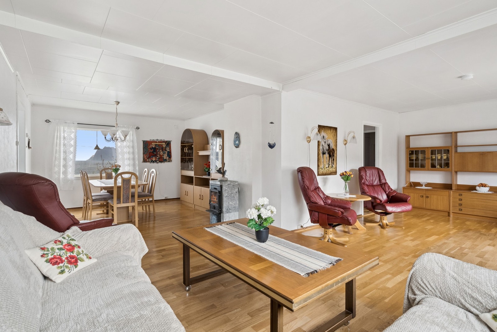 Stuen fremstår lyst og romslig med vinduer i 2 retninger som gir godt med dagslys inn. Galleribilde