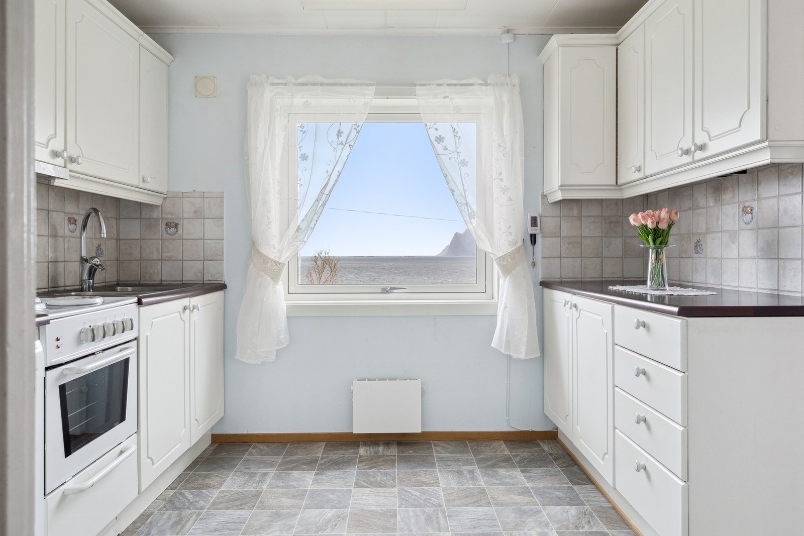 Godt med lagringsplass i skap og skuffer. Galleribilde