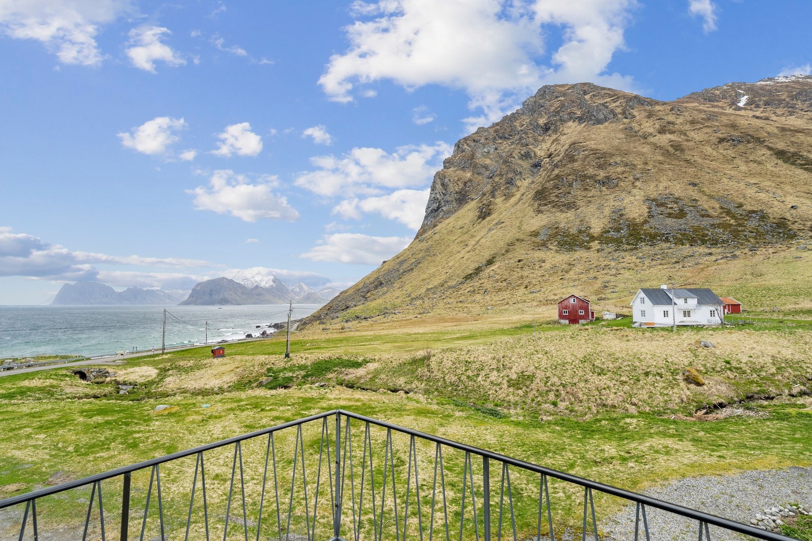 Eiendommen strekker seg ned mot sjøen og byr på en vakker utsikt ut mot storhavet. Galleribilde