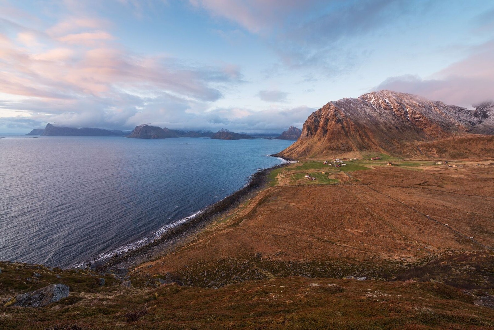 Eiendommen ligger på yttersiden av Lofoten, i ei lita bygd der fiskerbøndenes liv og virke har satt sitt preg gjennom generasjoner. Galleribilde
