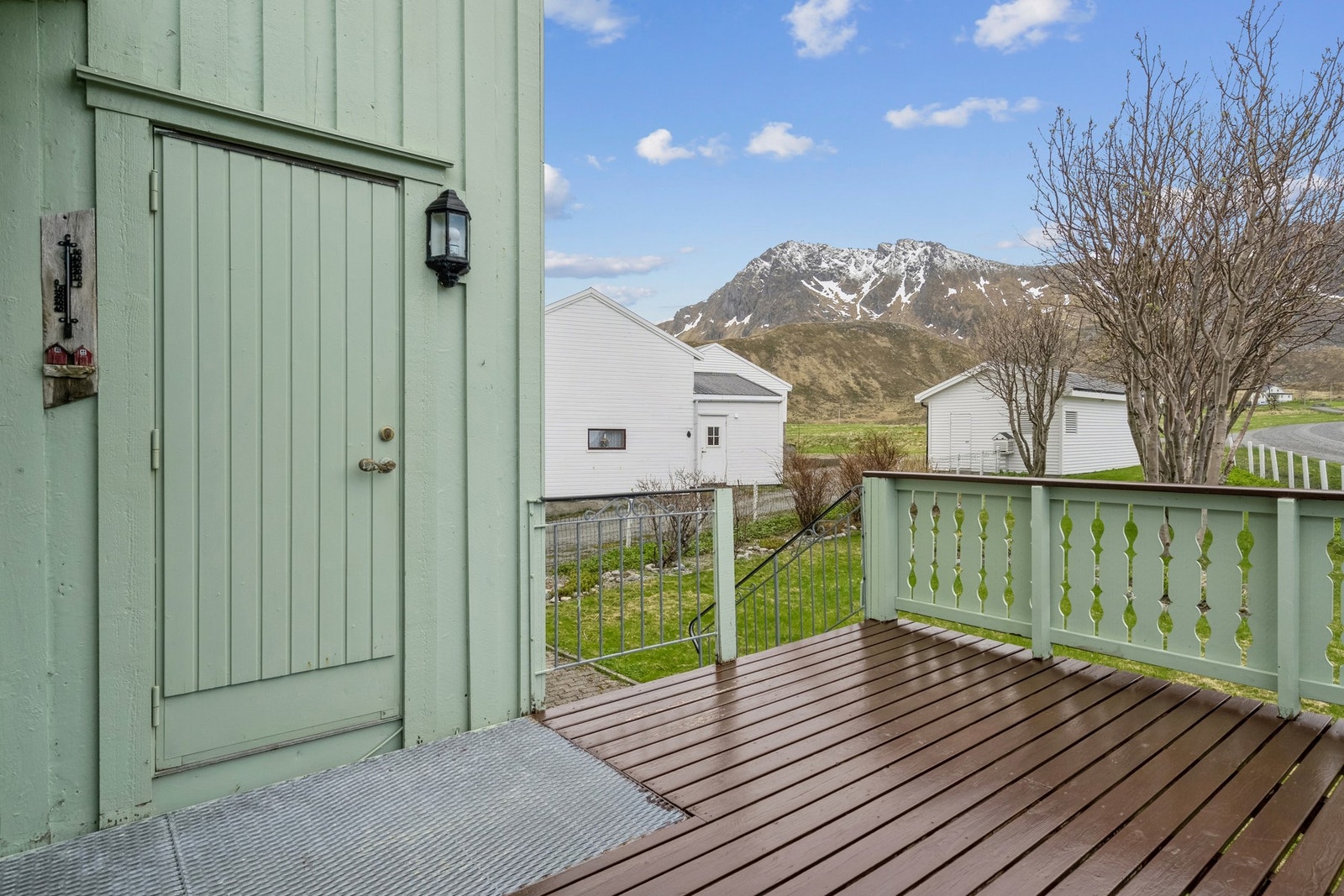 Eiendommen omfatter totalt 180 mål fordelt på to gårds- og bruksnummer, bestående av fulldyrka jord, innmarksbeite og annet markslag. Galleribilde