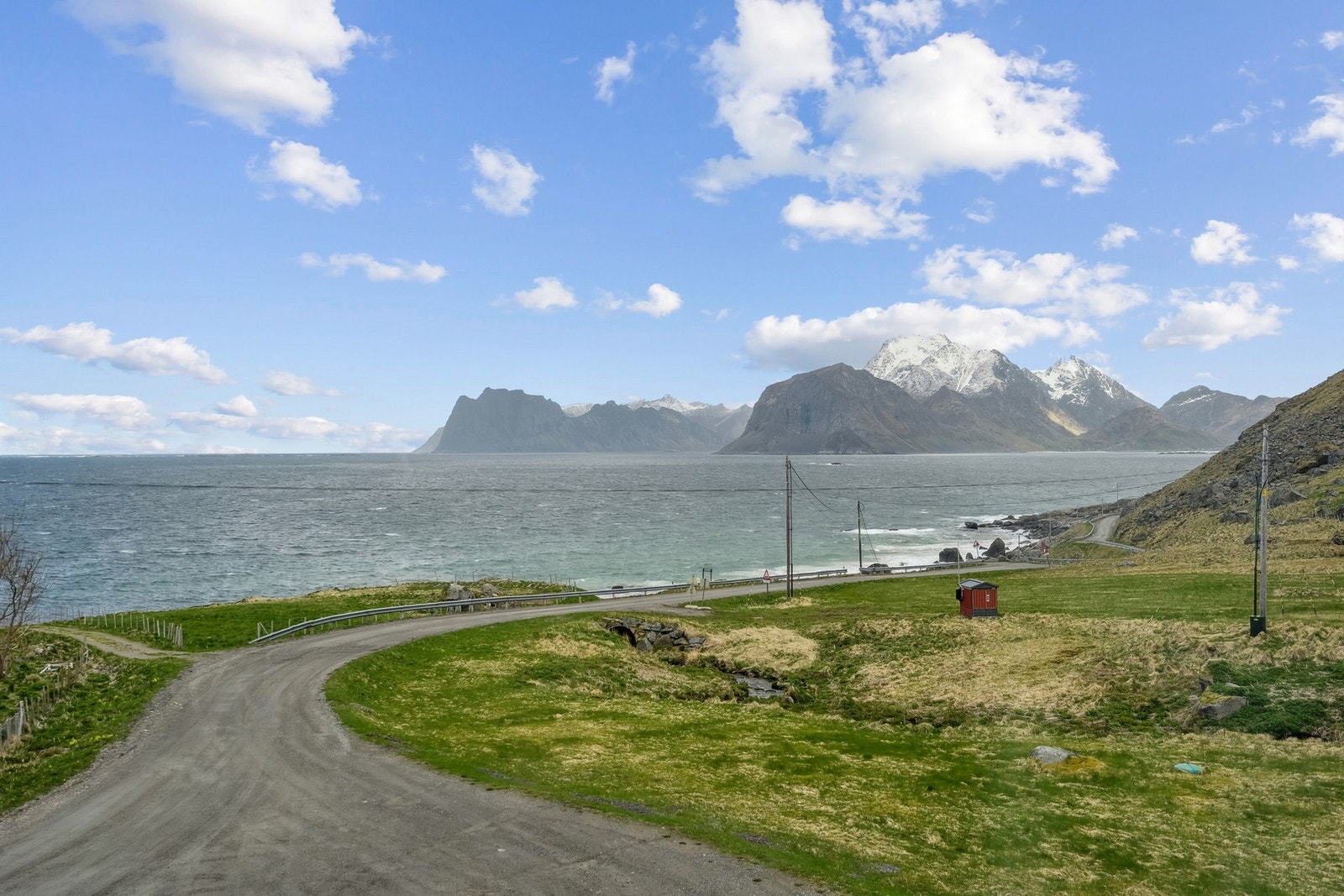 Eiendommen ligger i umiddelbar nærhet til sjøen og har eget naust. Galleribilde