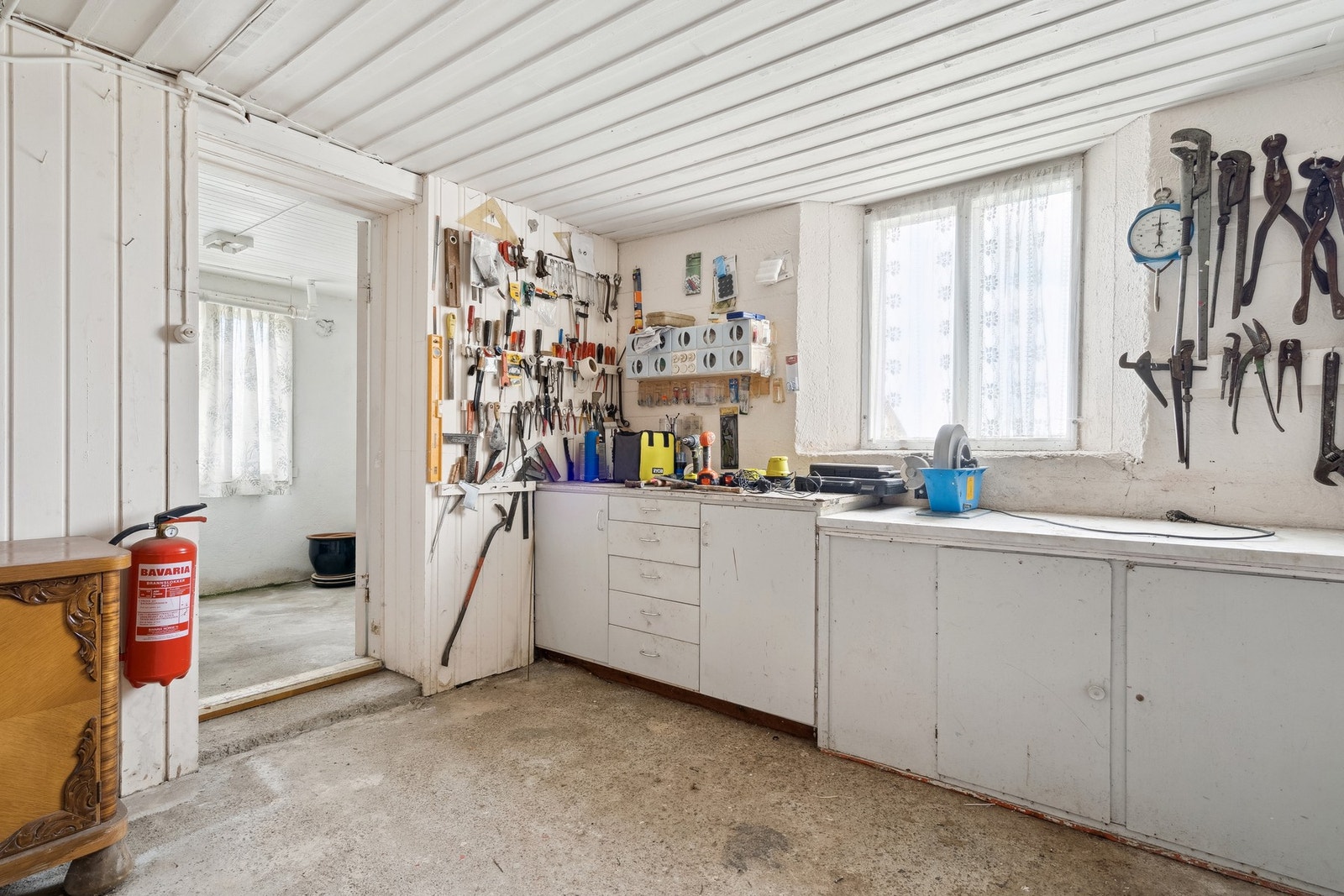 Praktisk og romslig verkstedbod, perfekt for hobbyprosjekter. Galleribilde