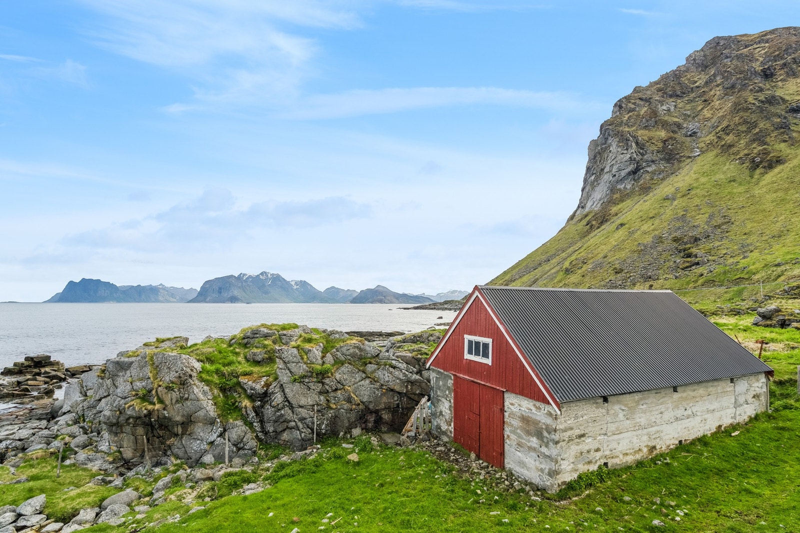 Innholdsrik eiendom bestående av enebolig, tidligere driftsbygning, garasje og naust. Galleribilde