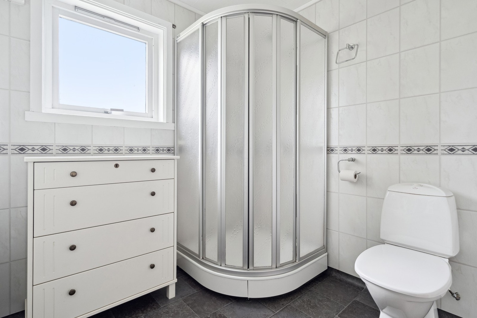 Innredet med servant i møbel, toalett og dusjkabinett. Galleribilde