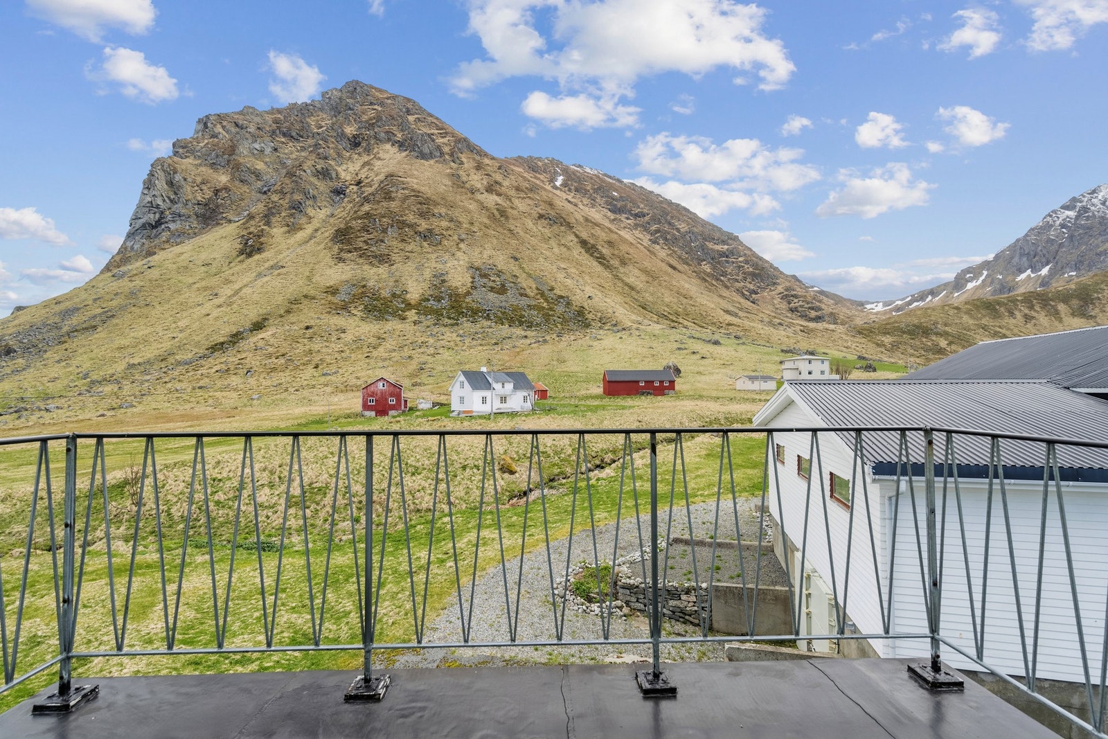 Gruslagt innkjørsel. Galleribilde