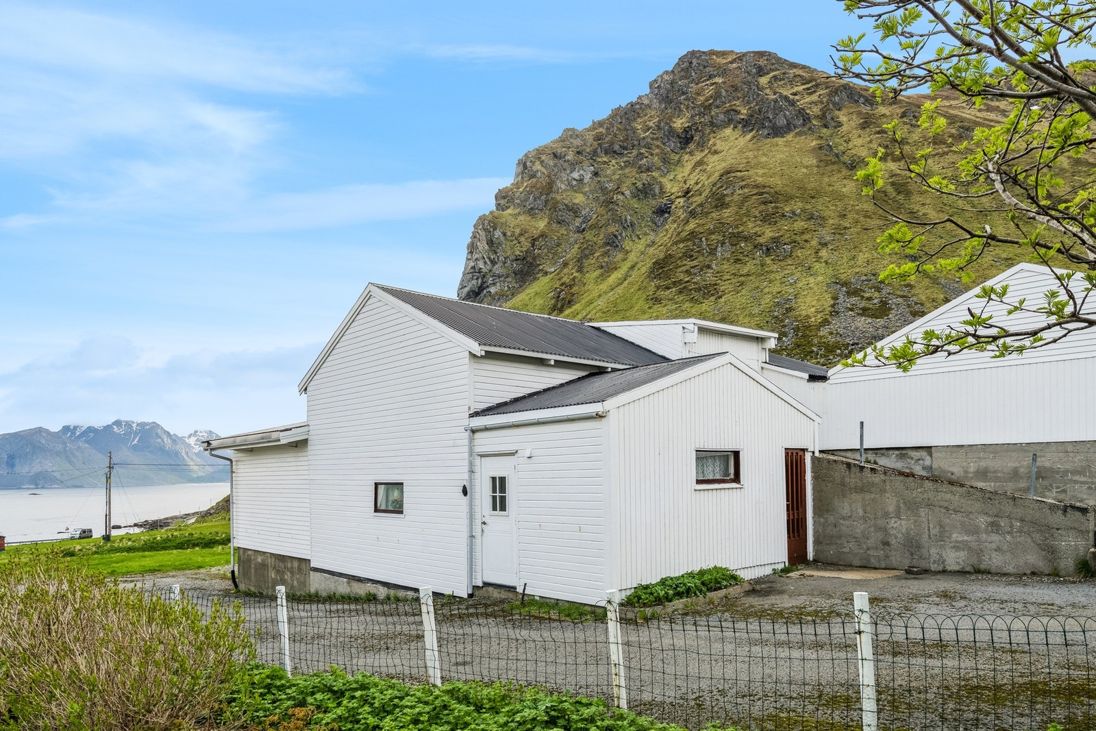 Den tidligere driftsbygningen er romslig og byr på fleksible arealer med god plass til ulike formål. Galleribilde