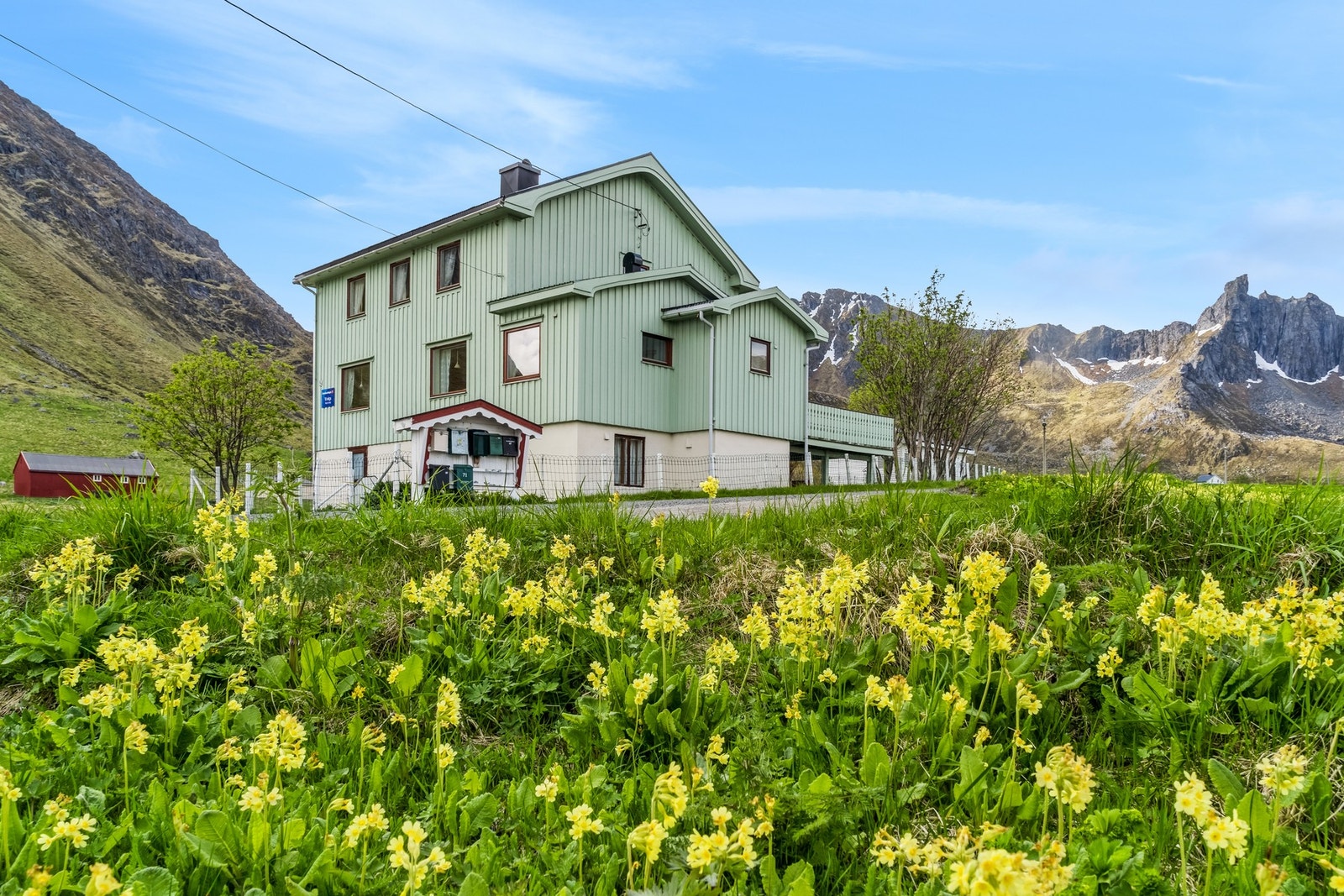 Eiendommen ligger idyllisk til på Myrland, omgitt av storslått natur og med storhavet som nærmeste nabo. Galleribilde