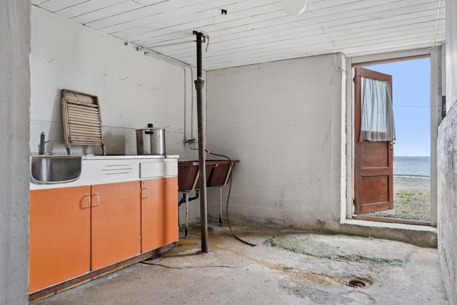 To utganger fra kjeller. Galleribilde