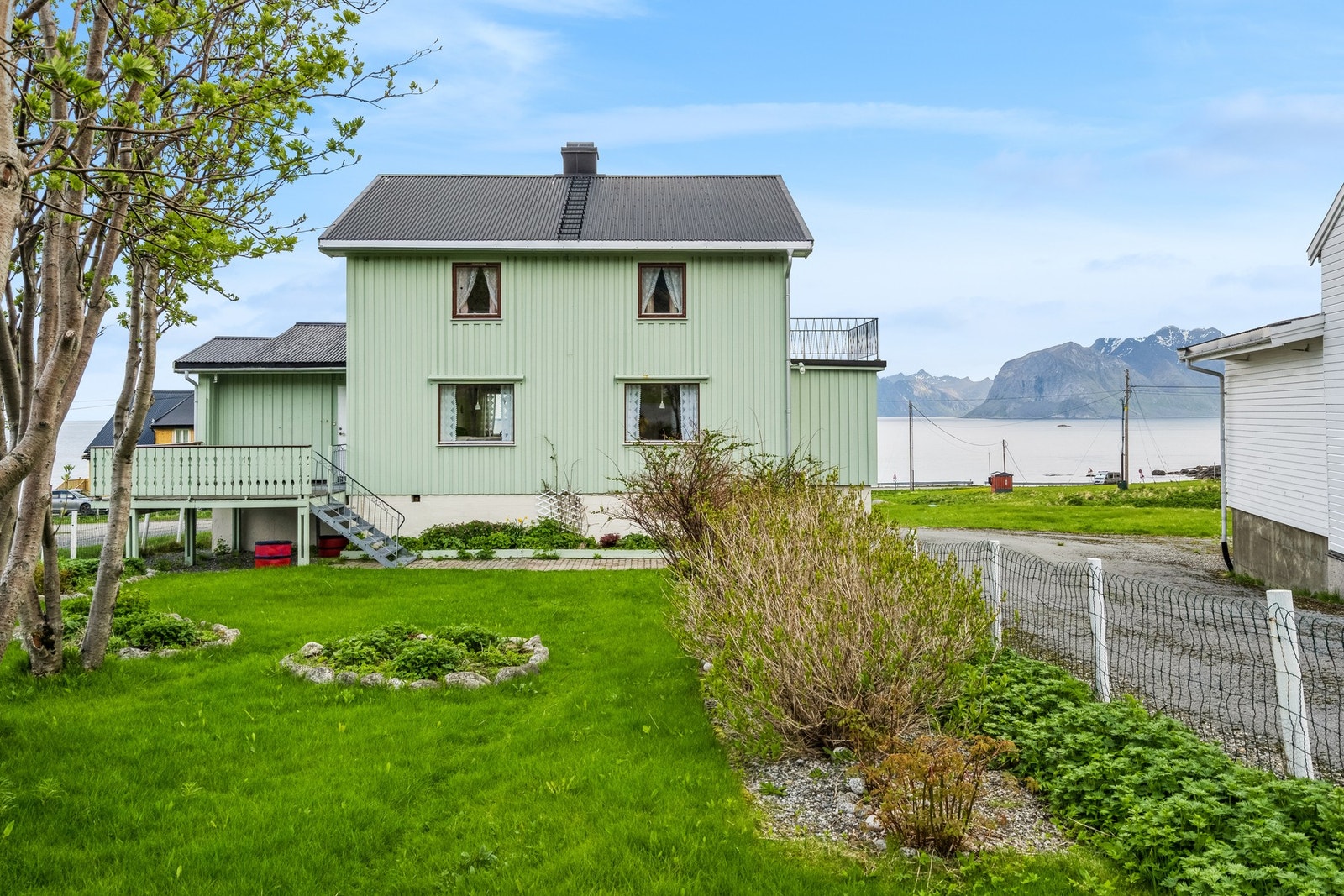 Selve boligen er opprinnelig fra 1953 med et senere tilbygg fra 1970. Galleribilde