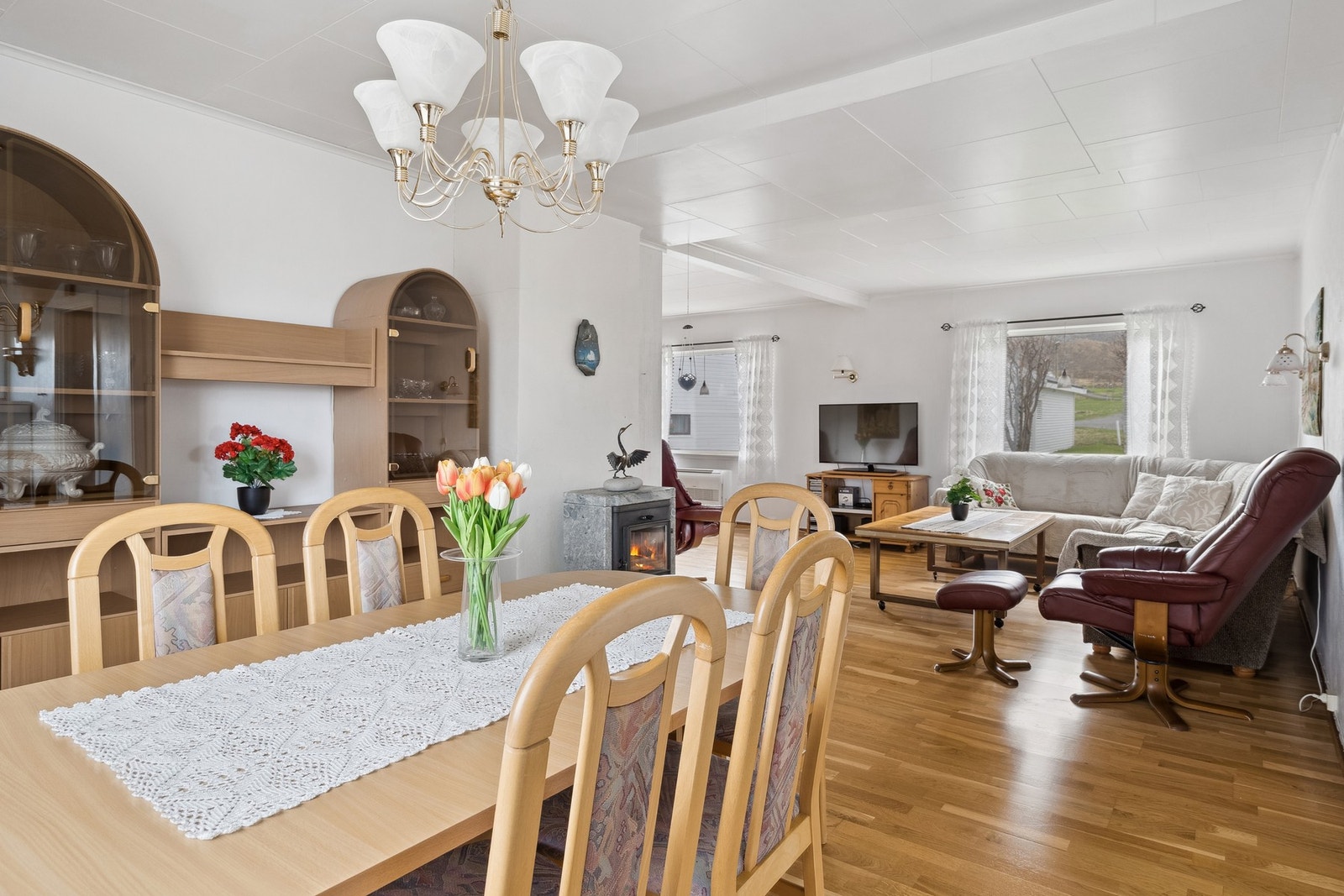 Oppvarming via varmepumpe og vedovn. Galleribilde