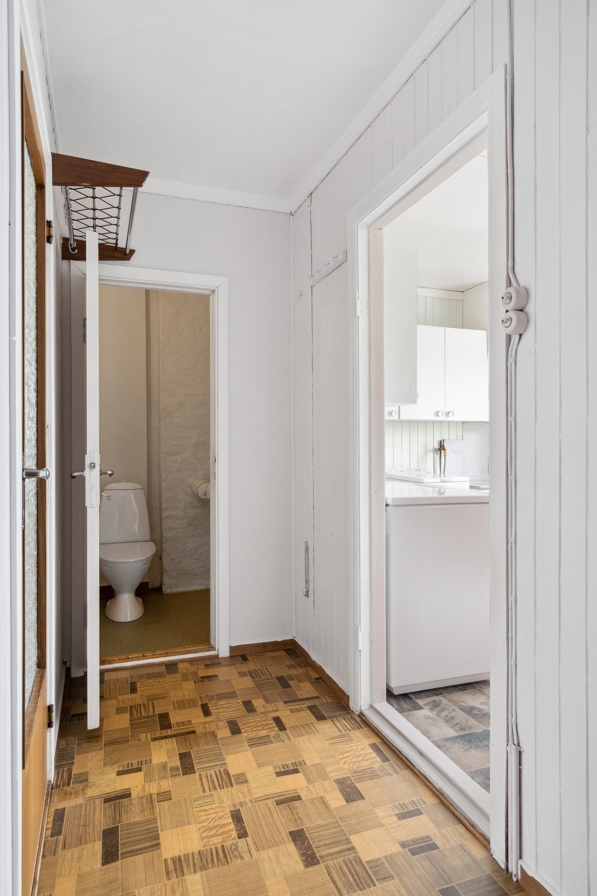 Eget toalettrom like ved vaskerommet. Galleribilde