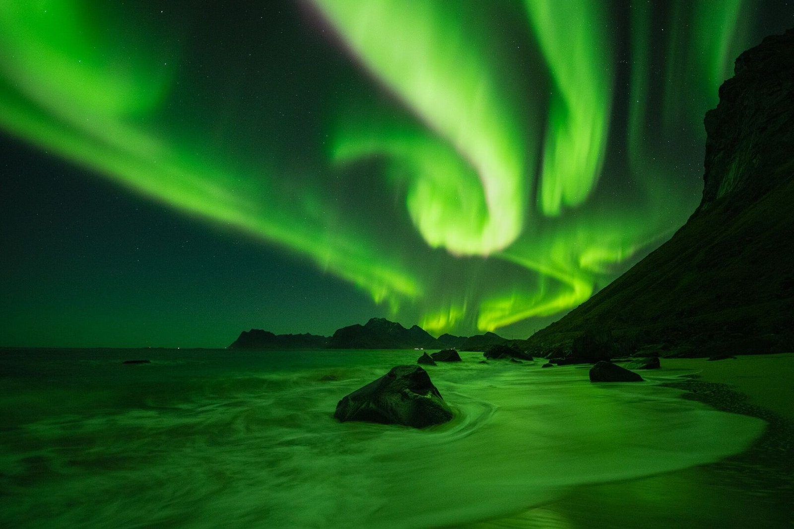 Her kan du oppleve nordlyset danse over himmelen ,et magisk skue som maler natten i grønne og lilla bølger. Galleribilde