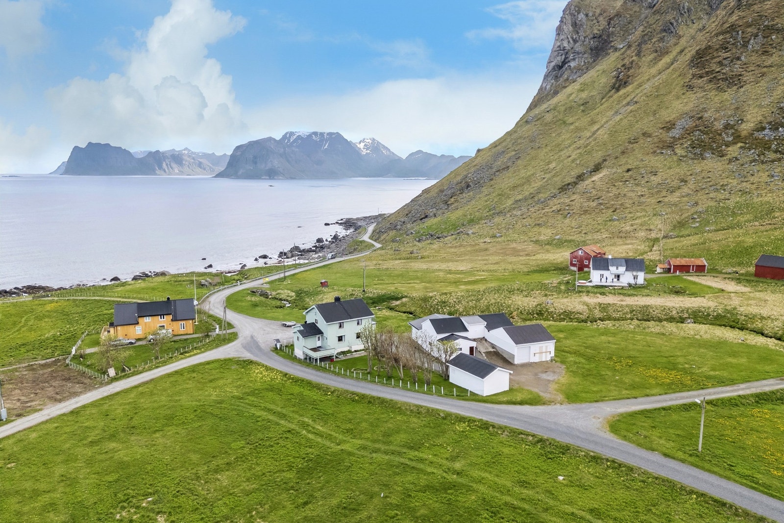 Velkommen til Myrlandsveien 54 - Presentert av Eiendomsmegler1 Lofoten Galleribilde