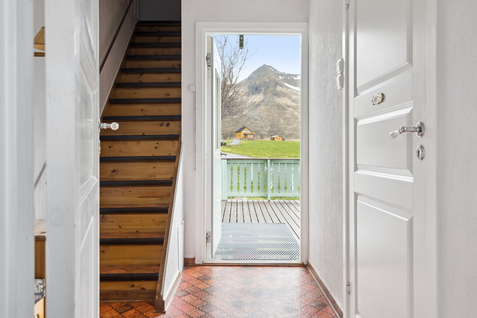 Entrè/gang med adkomst til resterende rom i boligen, bad og trapp opp til loftet. Galleribilde