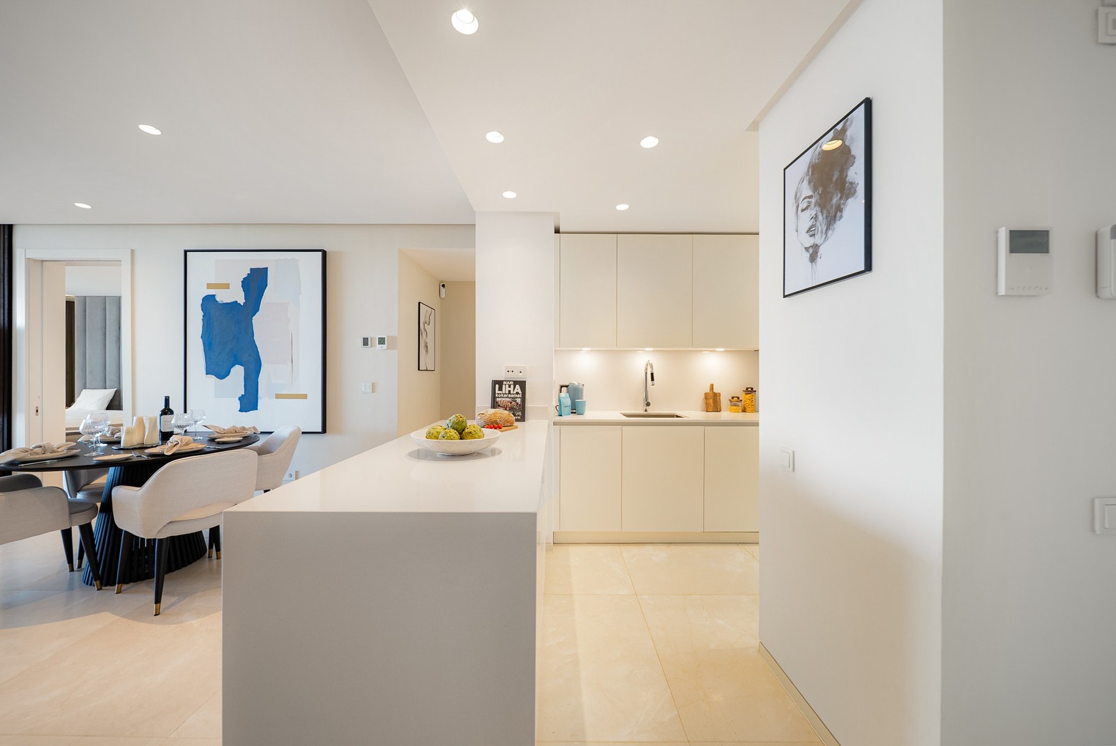 Kjøkkenet har god benkeplass til matlaging og samlinger Galleribilde