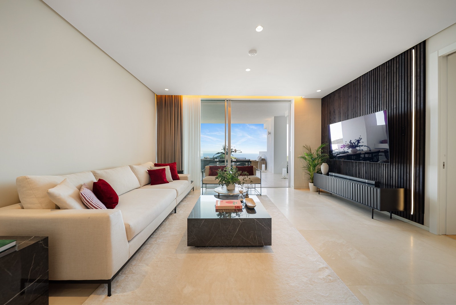 stor terrassedør som gir masse naturlig lys i stuen. Galleribilde