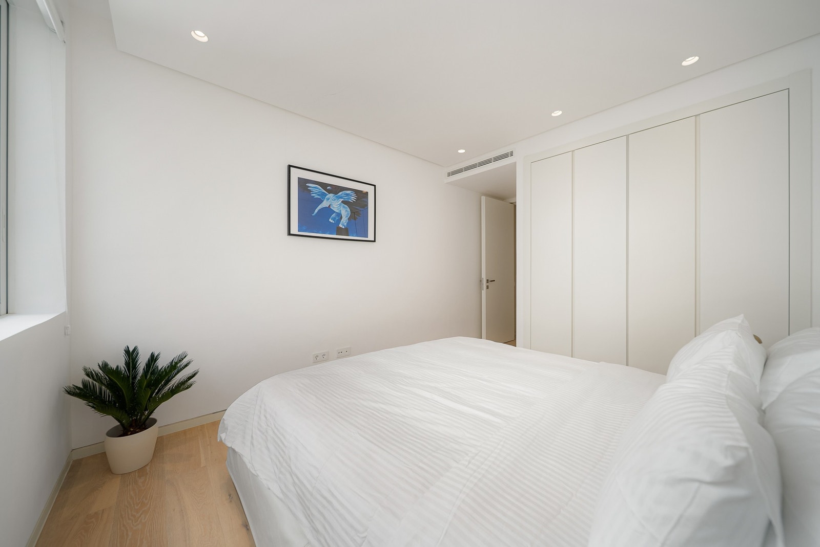 Godt med skapplass på dette soverommet også Galleribilde