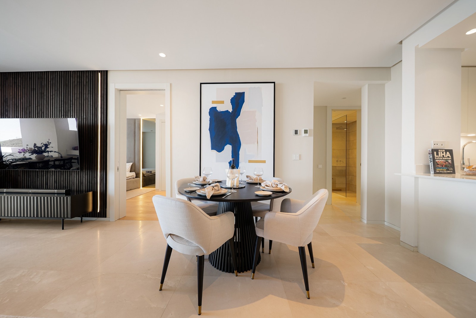 Kjøkken og stue har en halvøy som gir åpne og skilte områder i boligen. Galleribilde