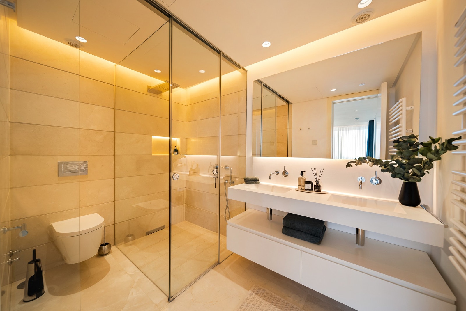 Bad med dobbel servant og romslig dusj Galleribilde