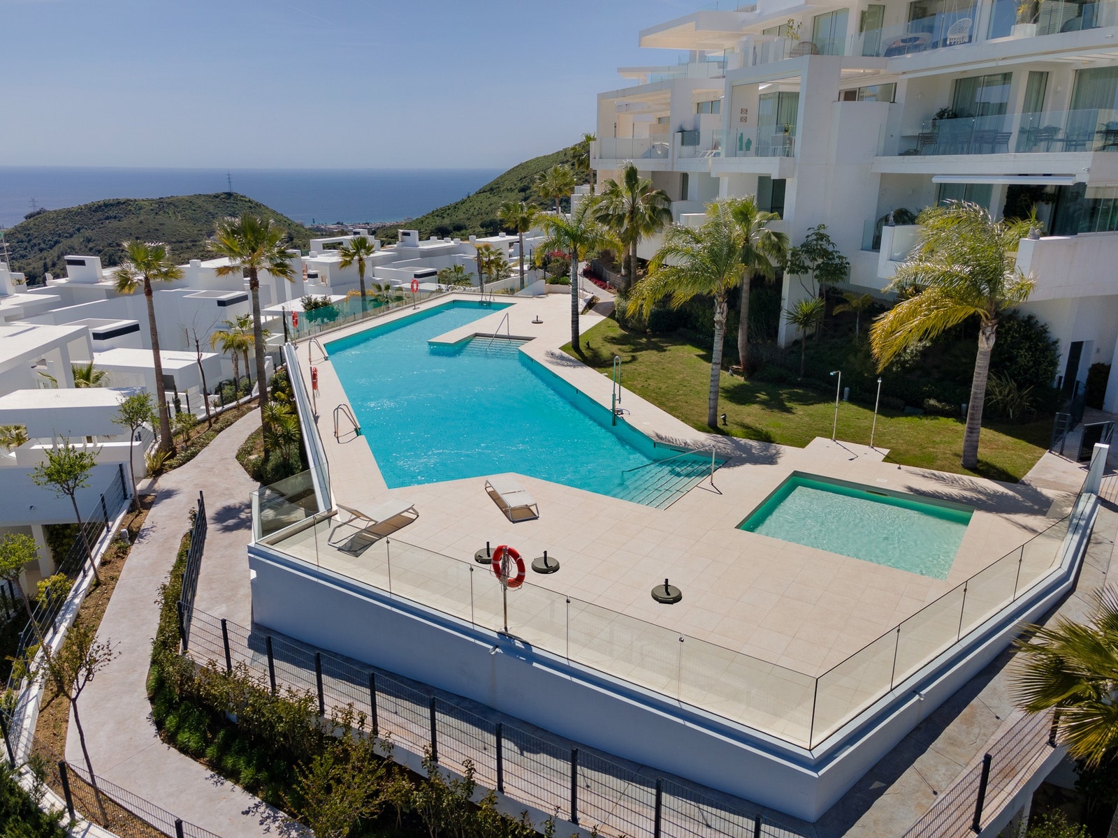 Bassengområde med hotellfølelse hjemme Galleribilde