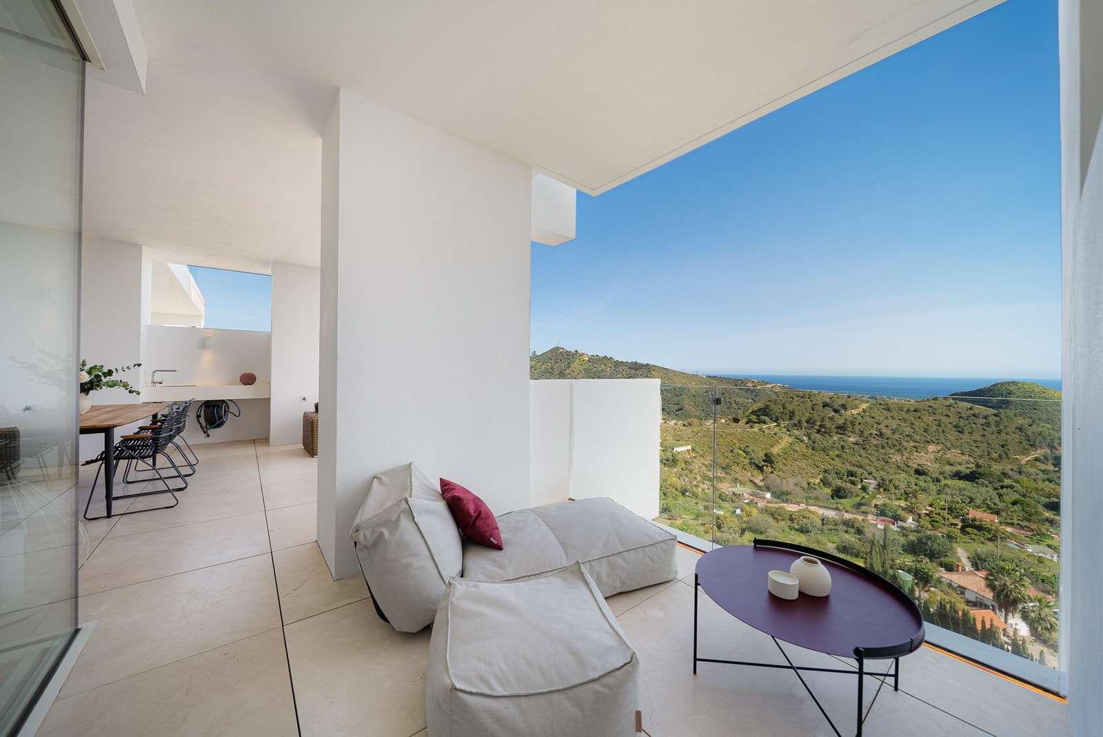 Terrassen har god plass til å dele opp forskjellige zoner. Har praktisk vask-område. Galleribilde