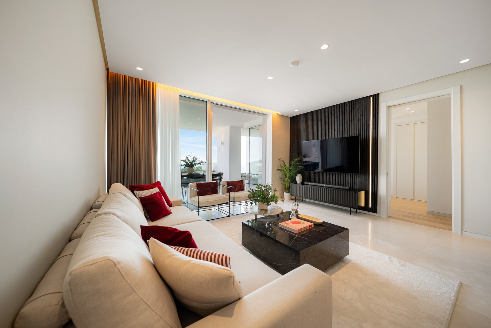 Fra stuen kan du gå rett ut til en stor terrasse med flott utsikt. Galleribilde