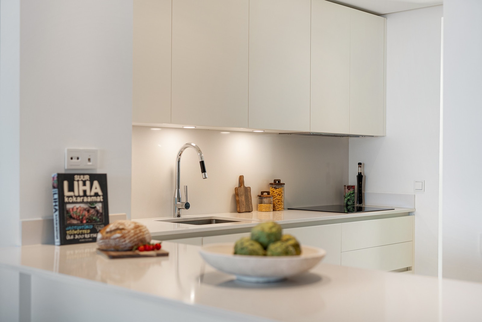 Lys under overskap slik at man ser godt hva man gjør på kjøkkenet. Galleribilde