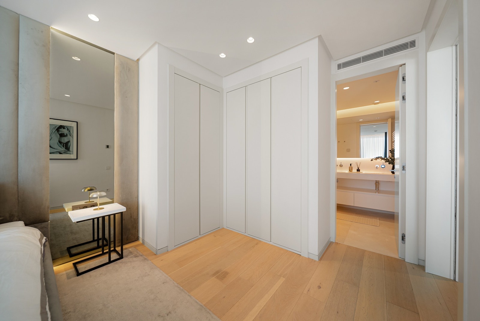 Hovedsoverom med walk-in garderobe og eget bad Galleribilde