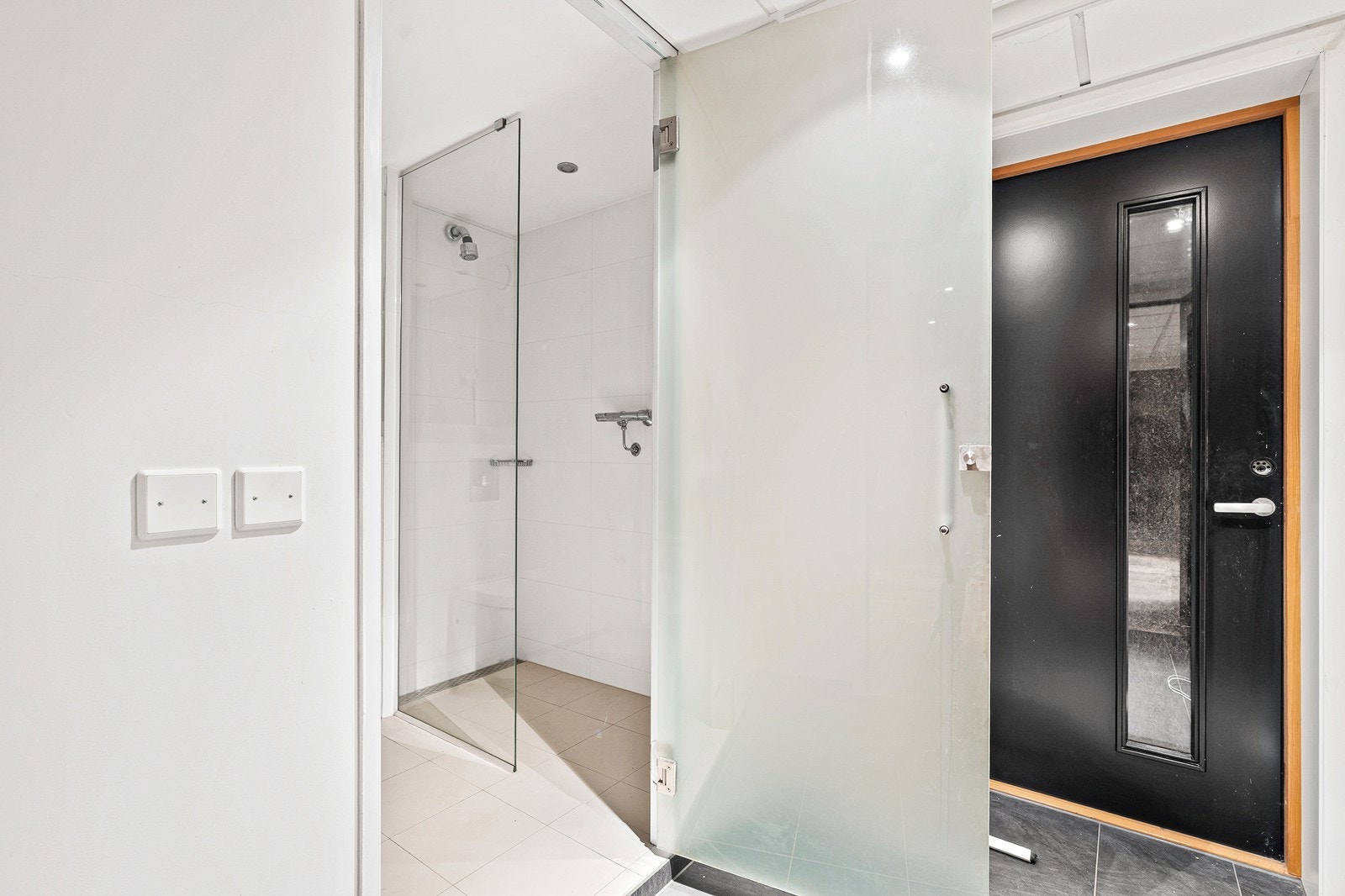 Etasjen har egen inngangsdør og et bad innredet med toalett, dusj og vask med underskap og speil. Galleribilde