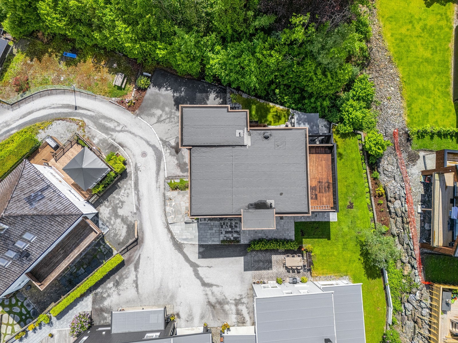 Holevegen 33E er med andre ord et flott sted å bo, med alt man trenger i hverdagen innen rekkevidde. Velkommen til visning! Galleribilde