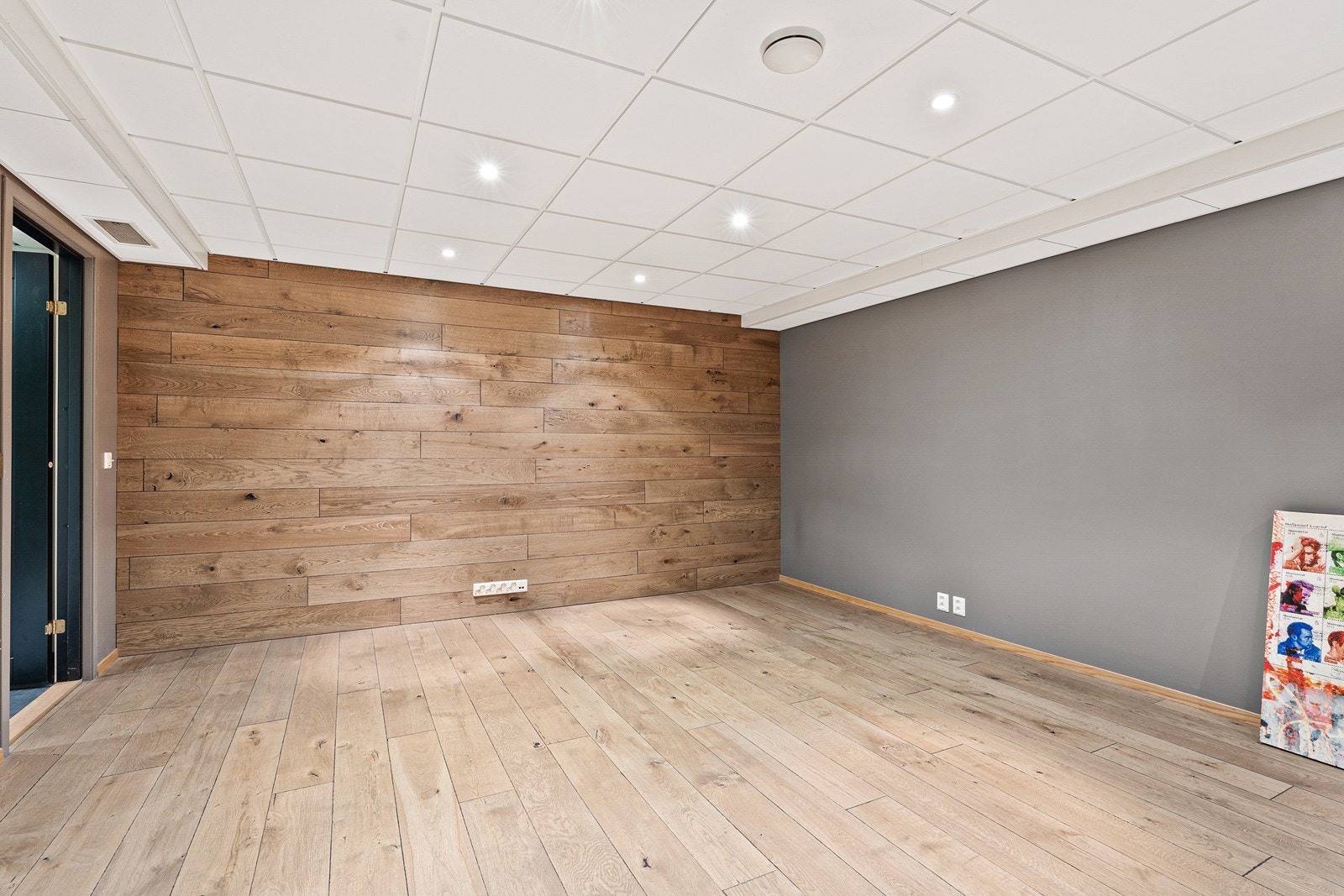 Stilig kjellerstue med god plass til sittegruppe og annen ønsket innredning, passer fint som tv-stue, hobbyrom eller kontor (ikke godkjent). Galleribilde