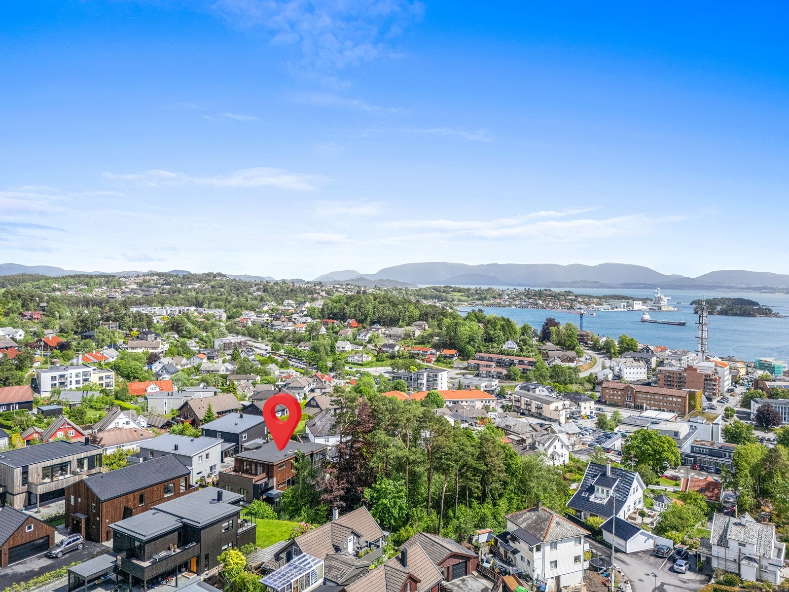 Huset ligger i et rolig og trygt nabolag med lite trafikk og lavt støynivå. Galleribilde