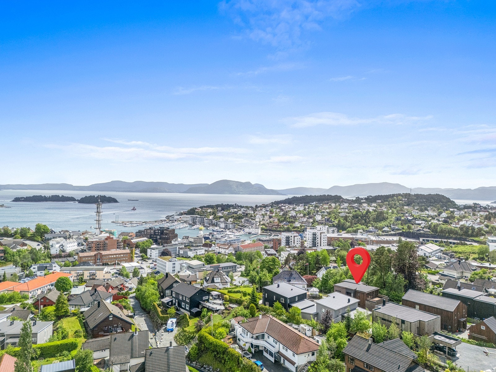 Eneboligen ligger i et barnevennlig og populært område, som passer perfekt for familier med barn, med kort vei til alle nødvendige fasiliteter. Galleribilde