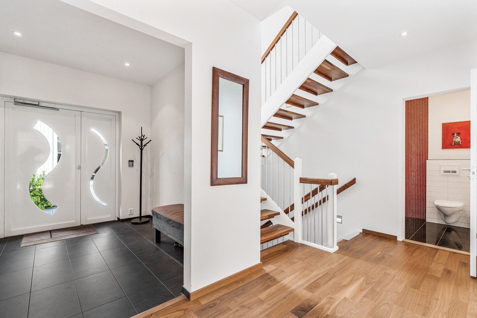 Det første som møter deg inne i boligen er en lys og trivelig entré. Galleribilde