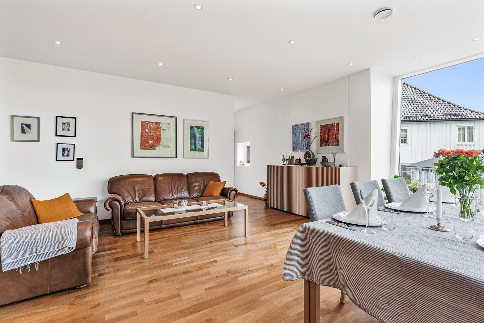 I oppholdsrommet er det også høy kvalitet på overflatene. Galleribilde